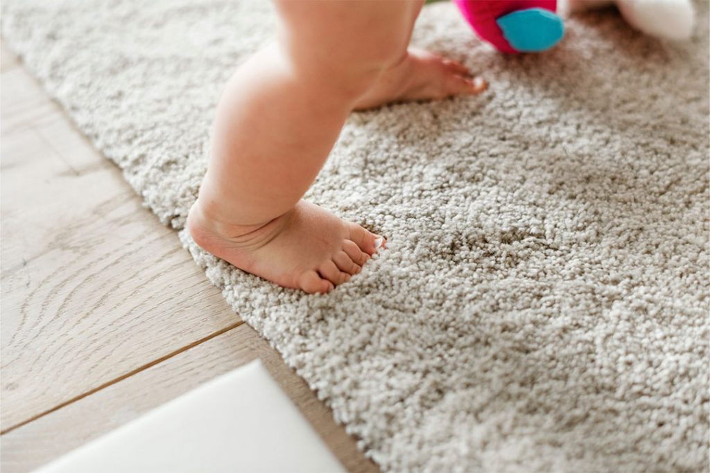 جاروبرقی کشیدن فرش اتاق کودک
