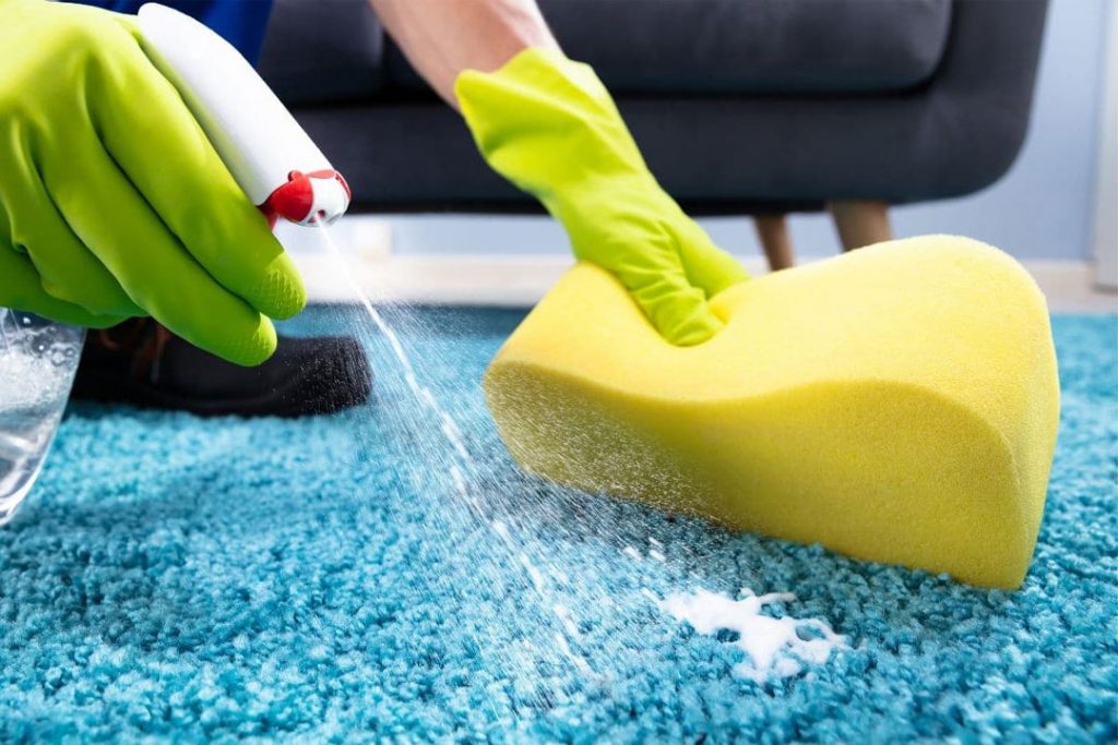 نکات مراقبت از فرش (تمیز کردن فرش با اسپری لکه بر زرباف)